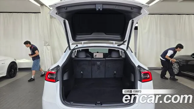 Tesla Model Y — Фото автомобиля 13