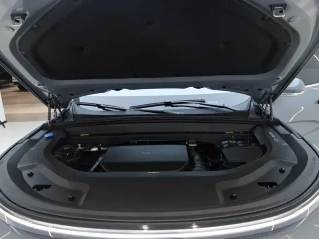 Li Auto L8 — Фото автомобиля 24