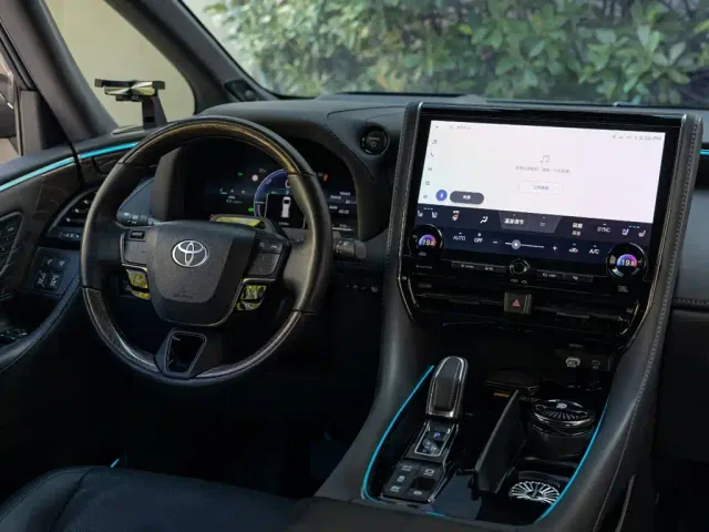 Toyota Alphard — Фото автомобиля 10