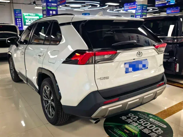 Toyota RAV4 — Фото автомобиля 11
