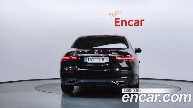 Mercedes-Benz E-Class — Фото автомобиля 4