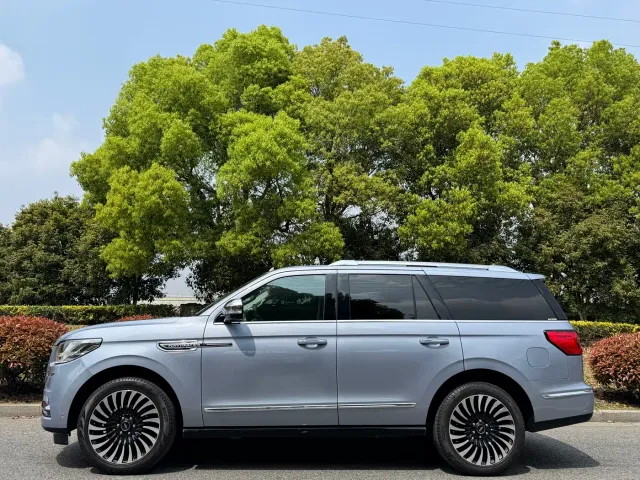 Lincoln Navigator — Фото автомобиля 3