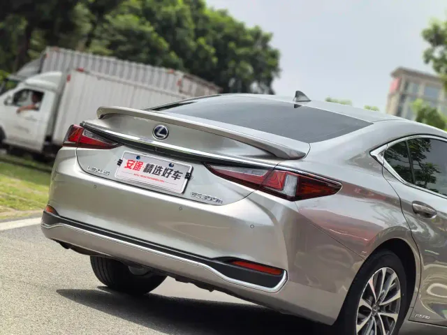 Lexus ES — Фото автомобиля 6