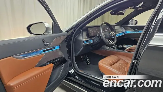 BMW 7-Series 7 серия (G70) 740i xDrive M Sport — Фото автомобиля 10