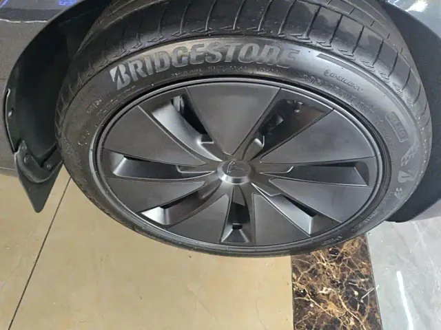 Tesla Model 3 — Фото автомобиля 6