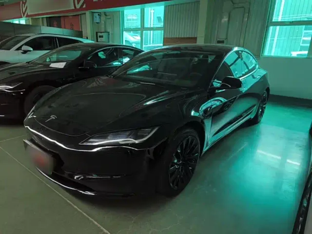 Фотография автомобиля — Tesla Model 3