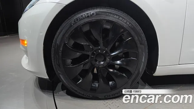 Tesla Model 3 — Фото автомобиля 5
