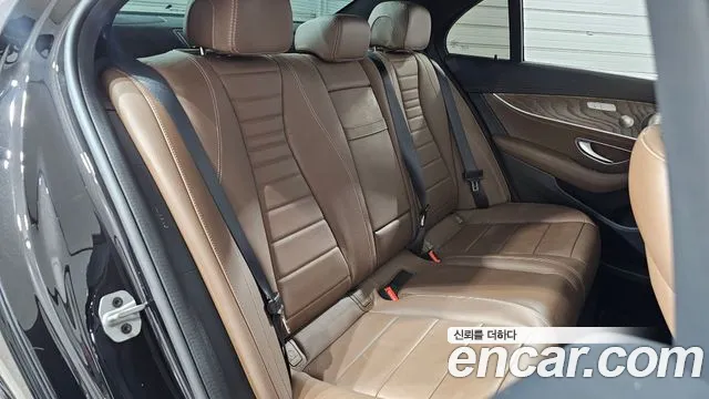 Mercedes-Benz E-Class — Фото автомобиля 12