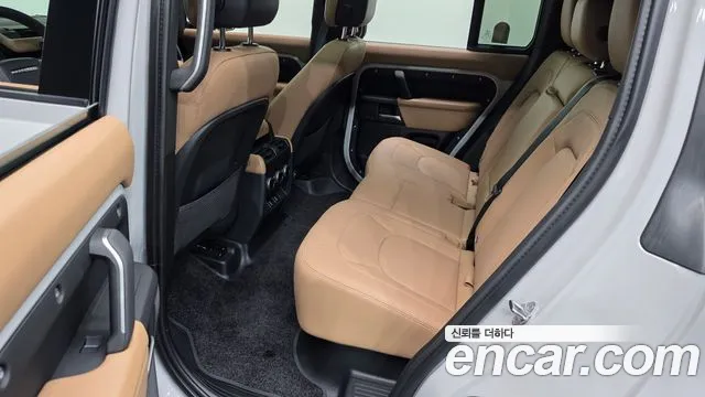 Land Rover Defender — Фото автомобиля 12