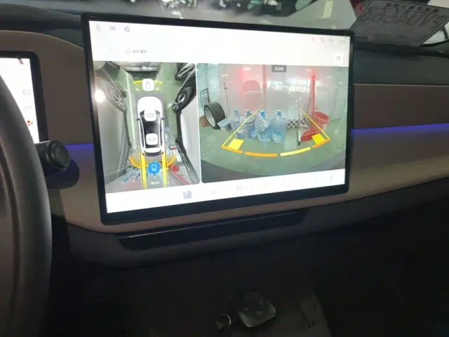 Volvo XC70 Plug-in Hybrid — Фото автомобиля 12