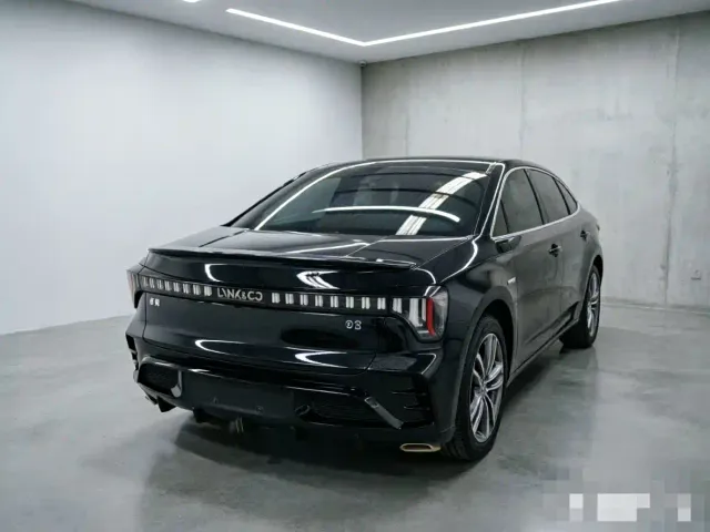 Lynk & Co 03 — Фото автомобиля 4