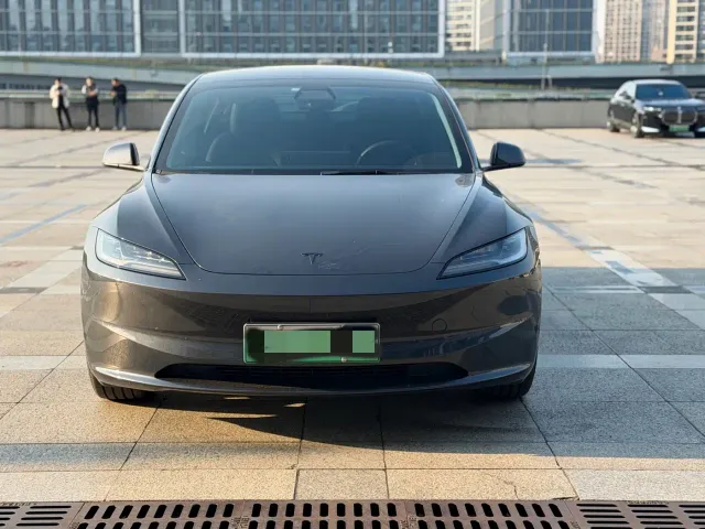 Tesla Model 3 — Фото автомобиля 2
