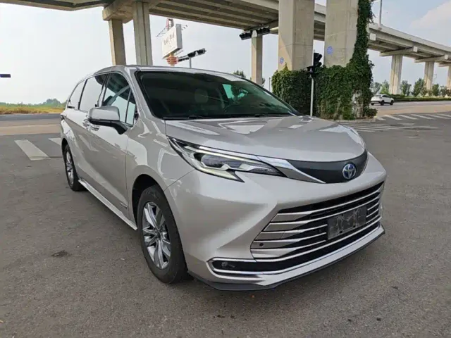 Toyota Sienna — Фото автомобиля 3
