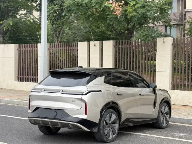 Lynk & Co 08 EM-P — Фото автомобиля 9
