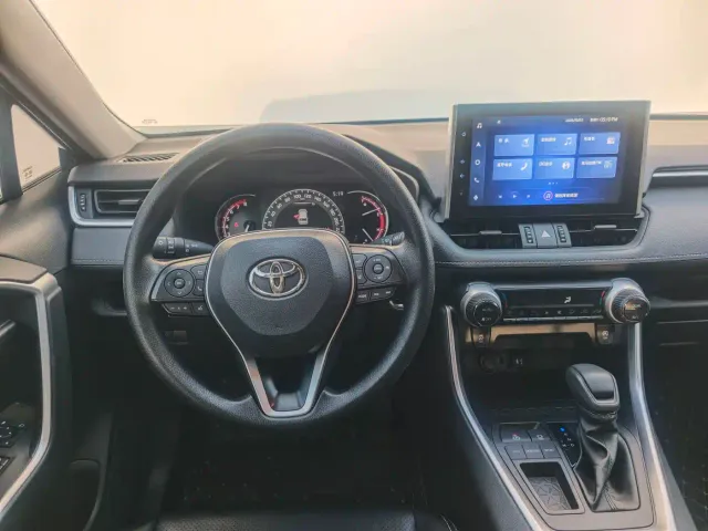 Toyota RAV4 — Фото автомобиля 11