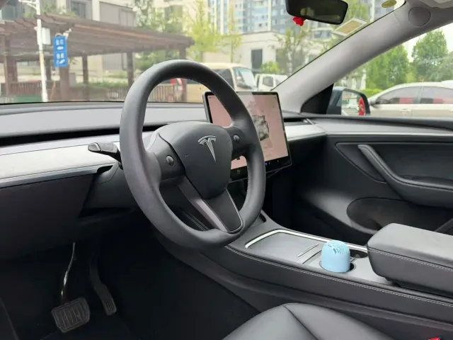 Tesla Model Y — Фото автомобиля 4
