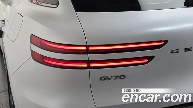 Genesis GV70 — Фото автомобиля 8