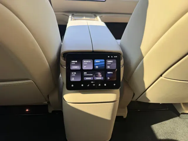 Nio ES8 — Фото автомобиля 15