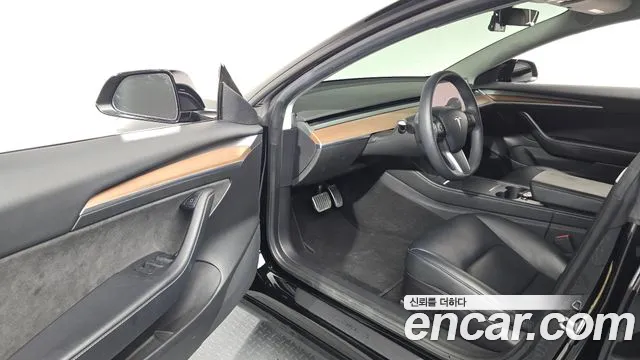 Tesla Model 3 — Фото автомобиля 10
