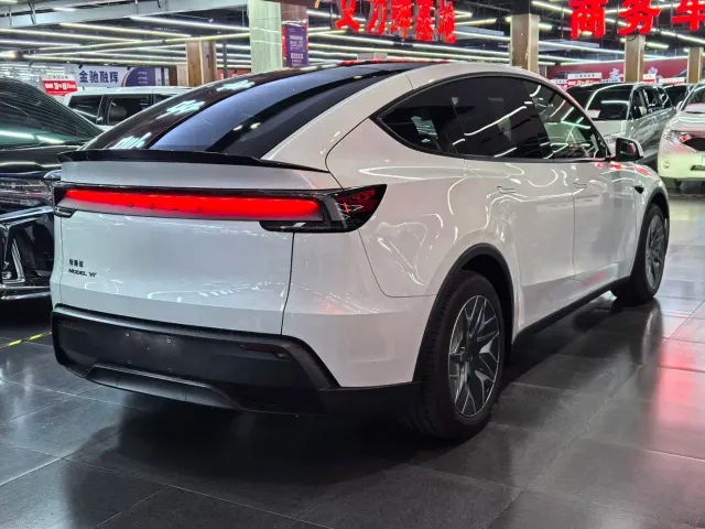 Tesla Model Y L — Фото автомобиля 4