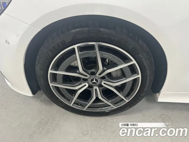 Mercedes-Benz E-Class — Фото автомобиля 5