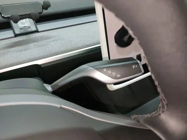 Tesla Model Y — Фото автомобиля 13