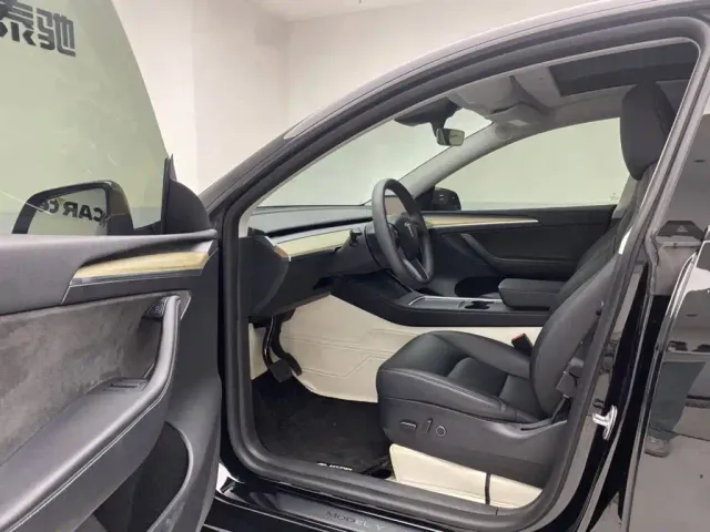 Tesla Model Y — Фото автомобиля 16