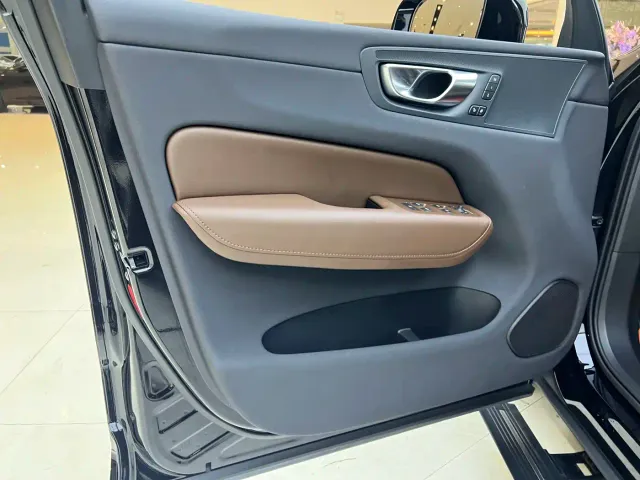 Volvo XC60 — Фото автомобиля 8