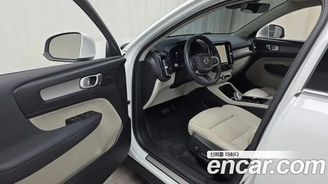 Вольво XC40 B4 Ultimate Bright — Фото автомобиля 10