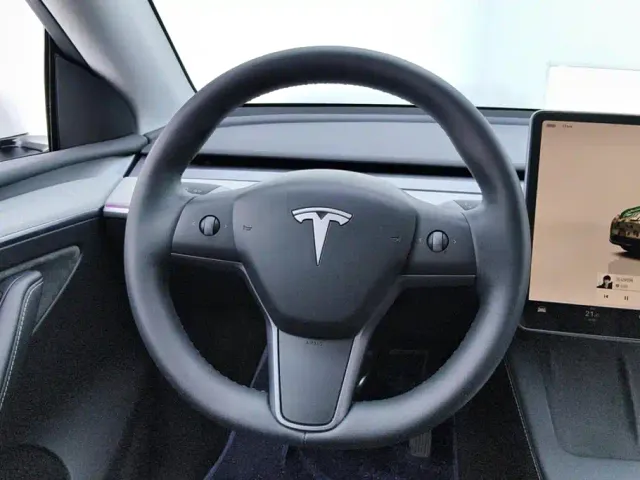 Tesla Model Y — Фото автомобиля 15