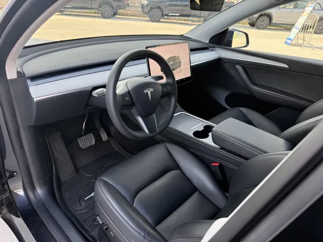 Tesla Model Y — Фото автомобиля 4