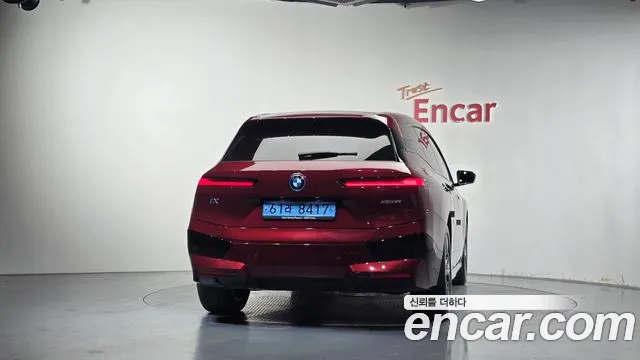 BMW iX — Фото автомобиля 4