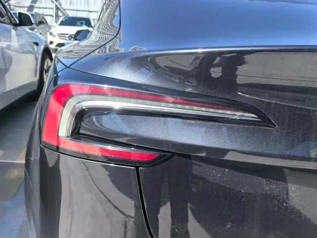 Tesla Model 3 — Фото автомобиля 5