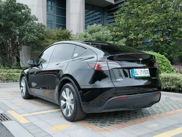 Tesla Model Y — Фото автомобиля 8