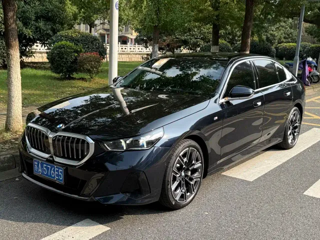 Фотография автомобиля — BMW 5 Series