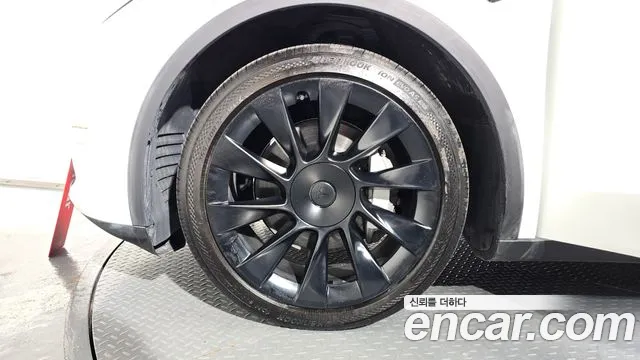 Tesla Model Y — Фото автомобиля 5
