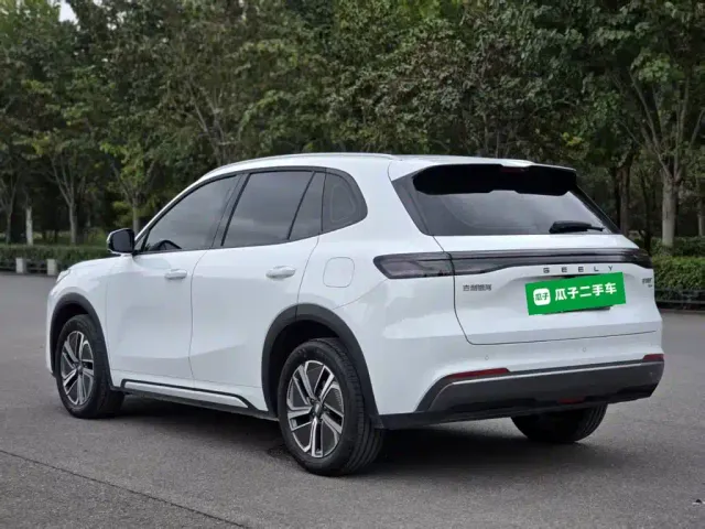Geely Galaxy Starship 7 EM-i — Фото автомобиля 4