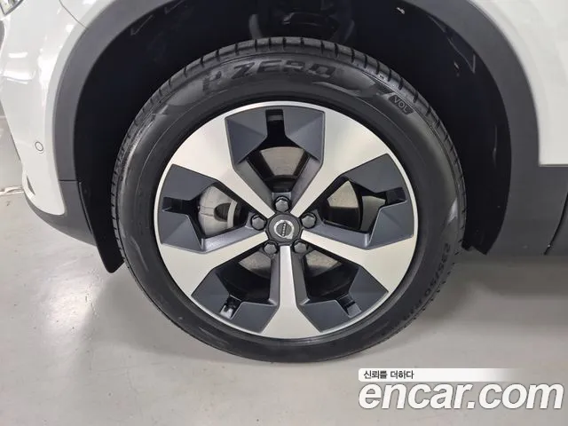 Volvo XC40 — Фото автомобиля 5