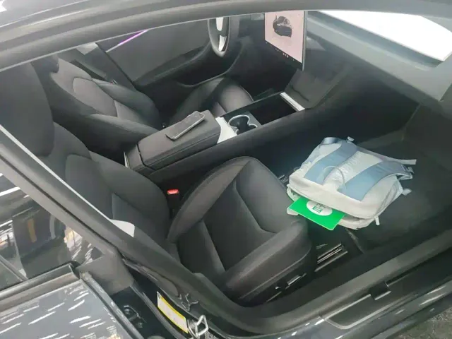 Tesla Model 3 — Фото автомобиля 24