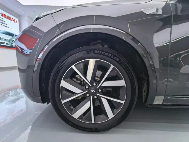 Li Auto L8 — Фото автомобиля 16