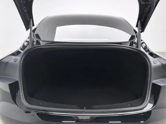 Tesla Model 3 — Фото автомобиля 16