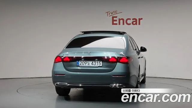 Mercedes-Benz E-Class — Фото автомобиля 4