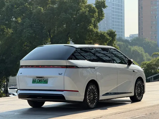 Xpeng X9 — Фото автомобиля 16