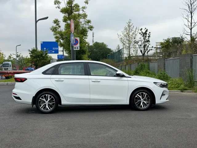 Geely Emgrand — Фото автомобиля 17