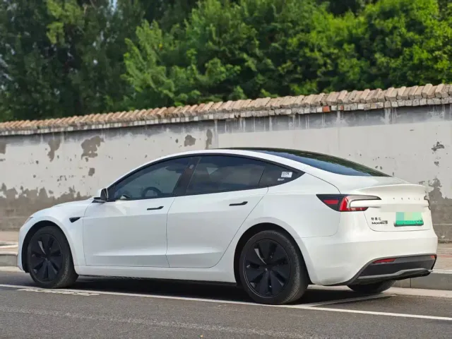 Tesla Model 3 — Фото автомобиля 3