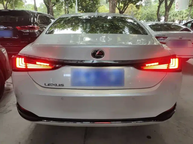 Lexus ES — Фото автомобиля 5