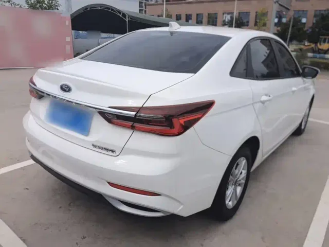 Ford Escort — Фото автомобиля 6