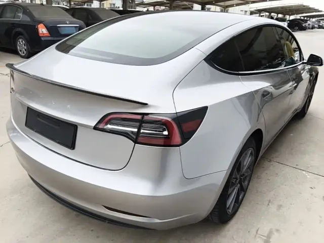 Tesla Model 3 — Фото автомобиля 6