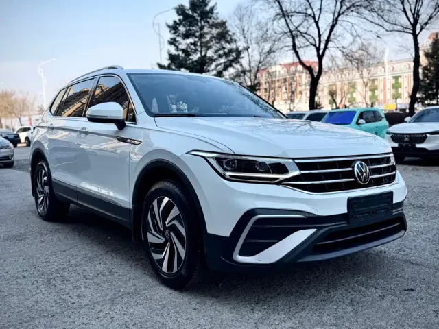 Volkswagen Tiguan L — Фото автомобиля 3
