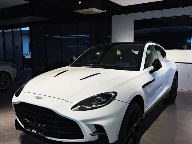 Фотография автомобиля — Aston Martin DBX
